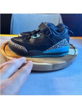 PRE SCHOOL JORDAN SPIZIKE LOW_BLACK/WOLF GREY-GAMMA BLUE FQ3951-005-SIZE 12